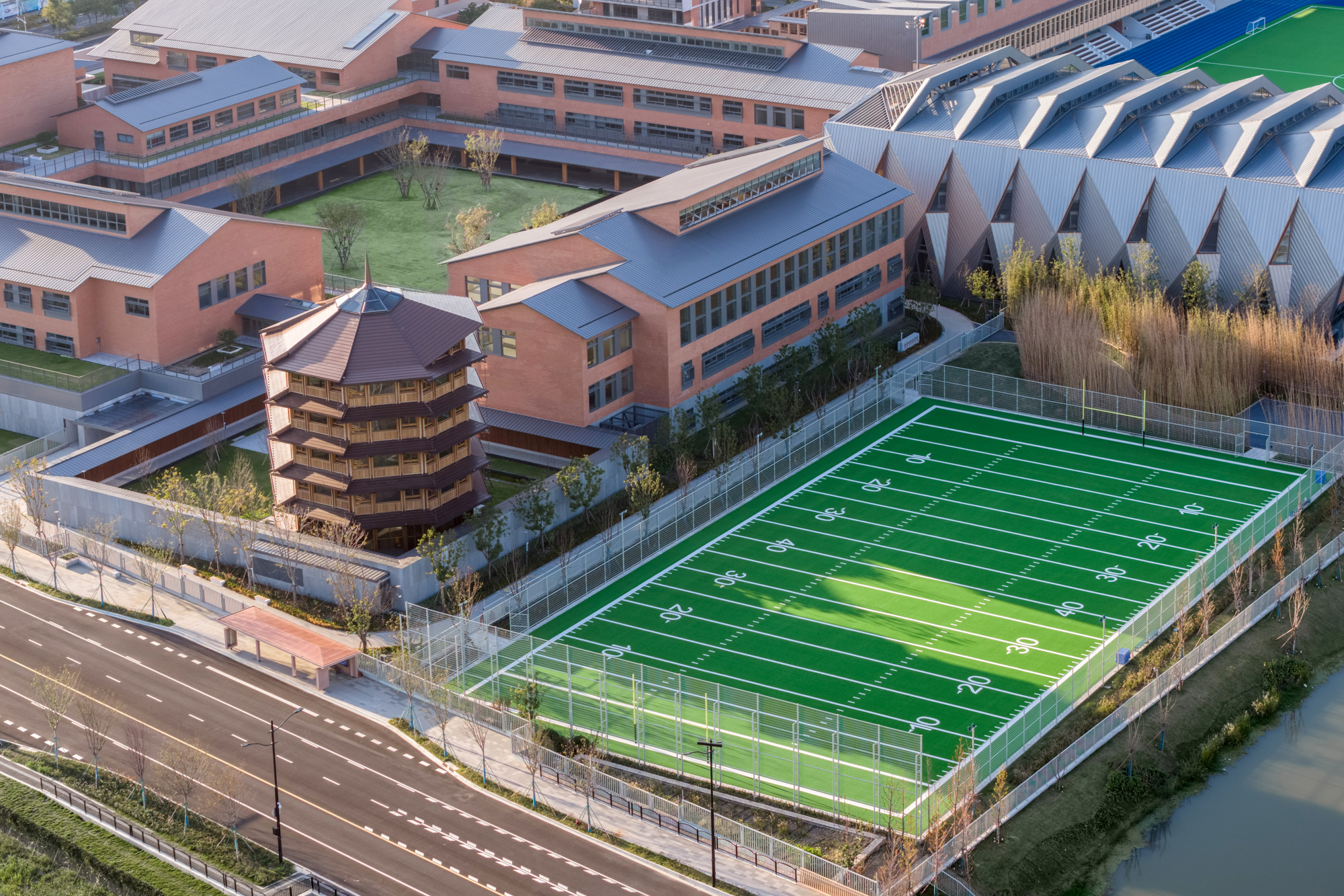 上海市滴水湖学校