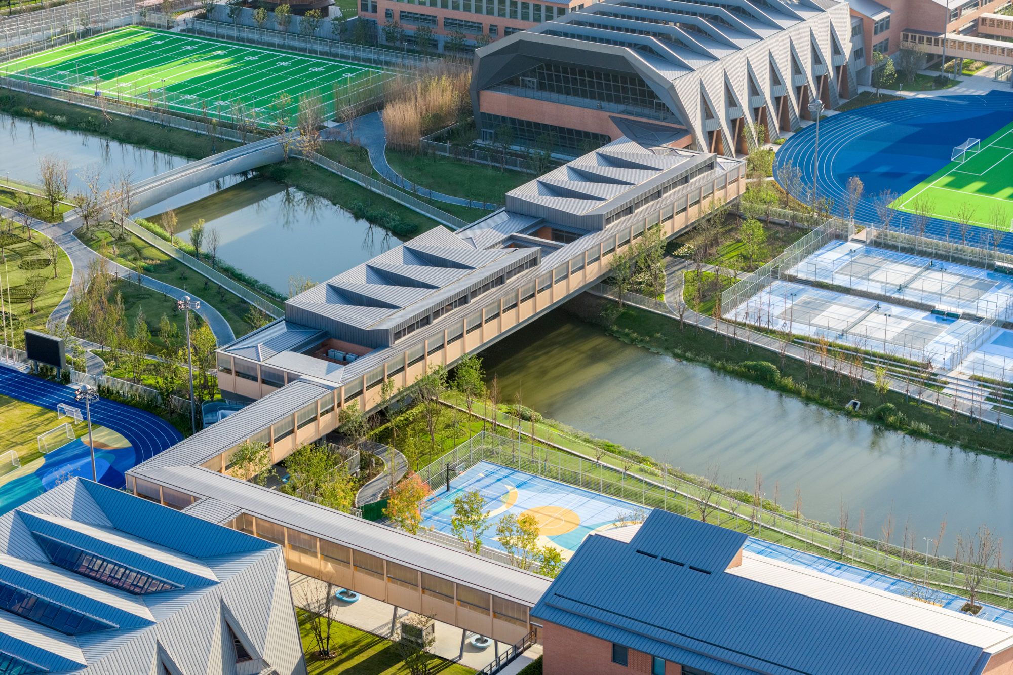 上海市滴水湖学校